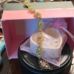 Shiny pretty gold tone bracelet